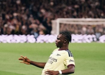 Arsenal sigue firme en la cima tras vencer a Aston Villa