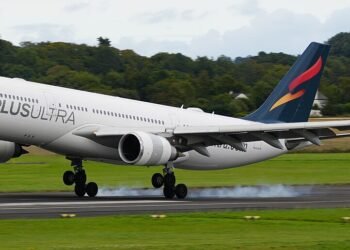 Aterrizaje de emergencia en Natal deja a 400 pasajeros de Plus Ultra varados