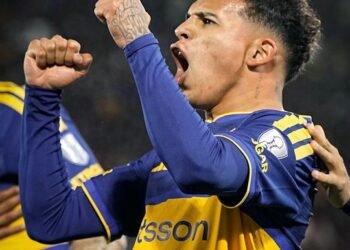 Boca sorprendió al iniciar el partido y el segundo tiempo con el saque del medio