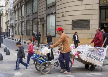 Casi el 40% de los niños en Argentina no puede comprar ropa