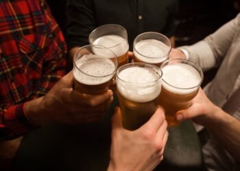 Celebra el Día Internacional de la Cerveza: 3 claves para servirla como un experto