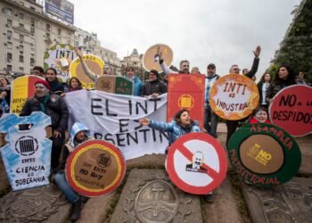 Científicos y docentes se movilizan para salvar la ciencia argentina