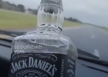 Conductor que bebía whisky mientras manejaba en Ruta 2 podría perder su licencia
