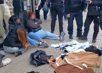 Desarticulan banda de mecheras en Flores: cinco detenidos por robo de ropa