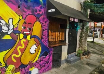 Diversión y retos virales en Dock Sud: el lugar donde los chicos bailan por un pancho