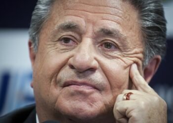 Duhalde critica la gestión de Milei y respalda a Kicillof como candidato