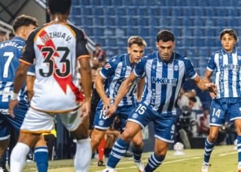 El Alavés se aferra a la cima de LaLiga tras empatar con el Rayo Vallecano