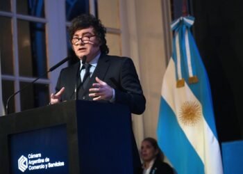 El Gobierno impulsa paritarias para asegurar salarios mínimos de $1 millón