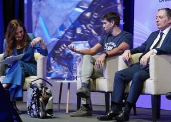 El intendente Passaglia sorprende al público del Malba con una moto compactada