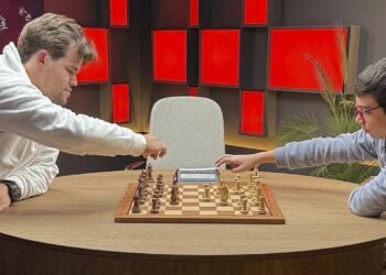 Faustino Oro, el prodigio argentino, derrota a Magnus Carlsen en un amistoso