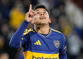 Flores brilla en su debut internacional y celebra al estilo Tevez