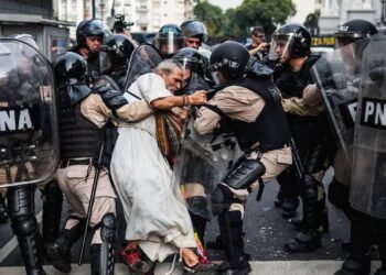 Fotógrafo argentino destaca en el mundo con imagen de represión en el Congreso