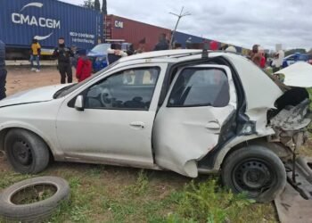Impactante choque en Córdoba: un tren embiste a un auto detenido en las vías