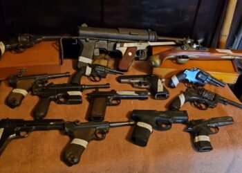 Impactante hallazgo en Flores: incautan arsenal militar y símbolos nazis en la casa de un anciano