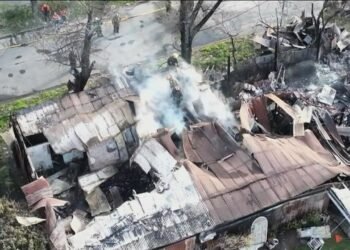 Incendio devasta depósito de maderas en Morón y afecta a dos familias