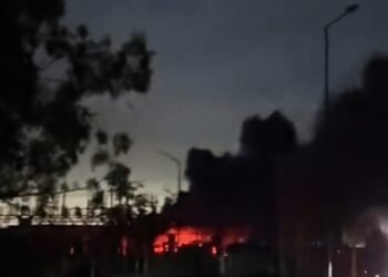 Incendio en central eléctrica deja sin luz a gran parte de La Plata