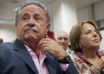 Indagatorias por el Vacunatorio VIP: citan a Duhalde, Verbitsky y otros 30 implicados