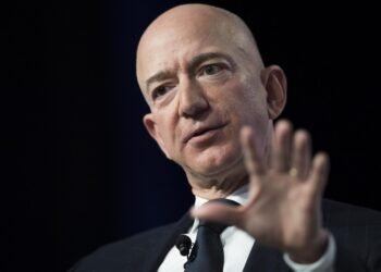 Jeff Bezos se suma a un consorcio para adquirir el 30% del Liverpool