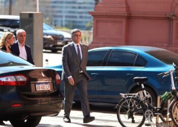 Jorge Macri firmó un decreto para reforzar los controles sobre la compraventa de celulares robados