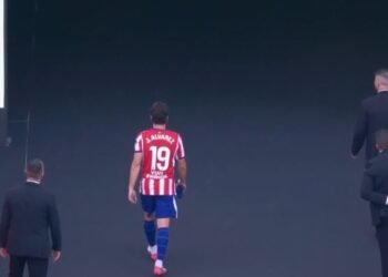 Julián Álvarez se aleja del público tras silbidos en el Atlético de Madrid