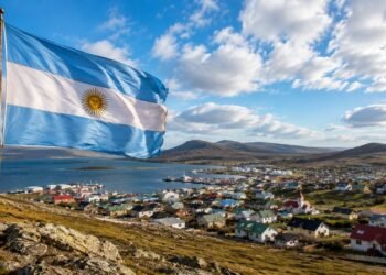 La bandera argentina vuelve a ondear en Malvinas tras 44 años de homenaje