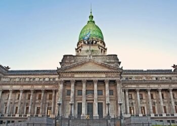 La bicameral de Presupuesto se reunió en un despacho libertario en medio de críticas