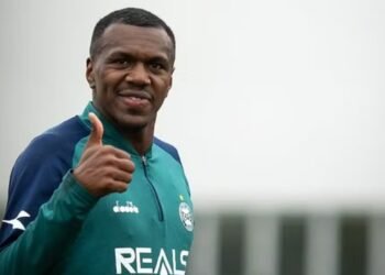 La sorpresiva caída de Jacy Maranhão tras un gol anulado en Coritiba