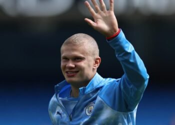 Manchester City arranca la Premier League con un triunfo agónico y nuevo look de Haaland