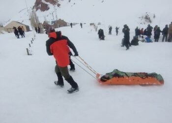 Más de 200 turistas evacuados en Puente del Inca por intensas nevadas