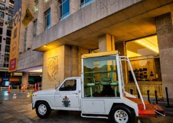 Más de 3.000 visitantes se maravillaron con el Papamóvil de Juan Pablo II en el ACA