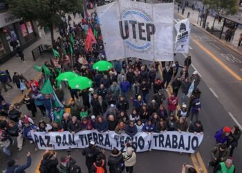Masiva marcha sindical hacia el Ministerio de Economía en Buenos Aires