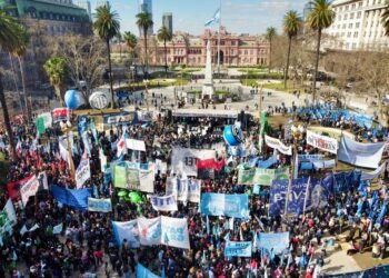 Masiva movilización a Plaza de Mayo por San Cayetano