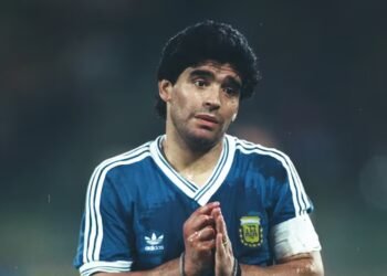 Peritos revisan la historia clínica de Don Diego en el caso Maradona