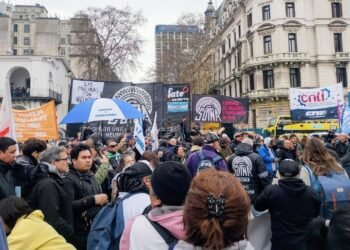 Protesta de trabajadores de FATE en Plaza de Mayo por la reapertura de la planta