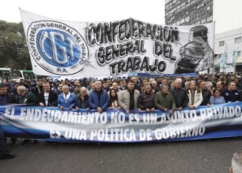 Protesta en el Ministerio de Economía contra el endeudamiento familiar