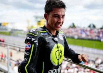 Raúl Fernández brilla en Silverstone y Aprilia logra un podio completo