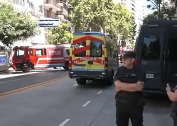Rehenes en Recoleta: un hombre armado amenaza a su madre en un departamento