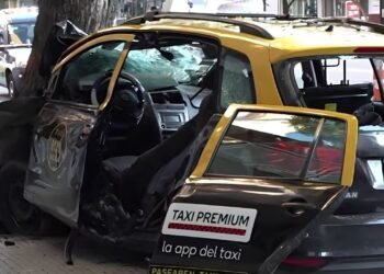 Taxi fuera de control choca contra un árbol en Belgrano