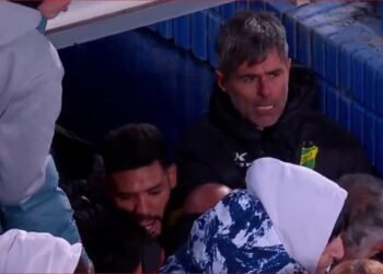 Tensión y golpes en Liniers: Vaccari y Barros Schelotto casi se enfrentan