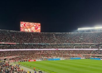 Tragedia en el Monumental: un hincha de River fallece durante el partido