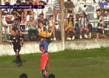 Un árbitro expulsa a un vendedor de chipá en pleno partido de la Súper Liga Posadeña