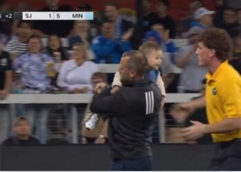Un bebé interrumpe un partido de la MLS en California