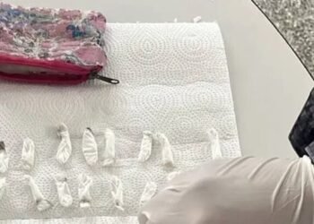 Un niño de dos años lleva cocaína al jardín y su madre es arrestada