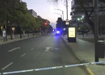 Accidente en Palermo: colisión entre auto y moto genera caos en el tránsito
