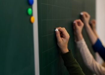 Argentina en el puesto 8 de 13 países en pruebas PISA 2025