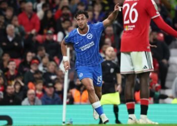 Brighton sorprende a Manchester United y Everton avanza con un golazo de Alcaraz