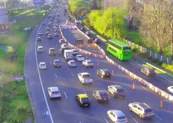 Continúan las demoras en la avenida Lugones por obras de Metrogas