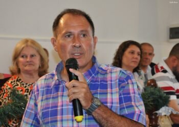Detienen a ex profesor de hockey por hostigamiento a víctima de abuso