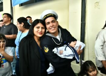 Emocionante reencuentro de un tripulante de la Fragata Libertad con su hija recién nacida