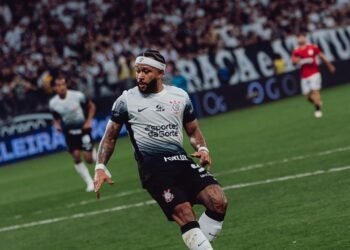 Estudiantes denuncia a Memphis Depay por gestos ofensivos ante Conmebol